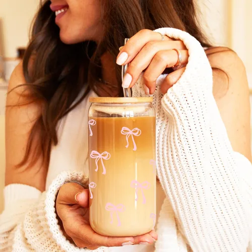 Vista 4 de BIPEDS Coquette Tazas de vidrio lindas con moño rosa y tapas y pajitas, taza de café helado estética, taza de diseño preppy femenino, regalos