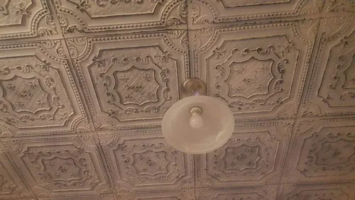 Vista 3 de De normal a hermoso en horas DCT04 Elizabethan Shield - Azulejos de PVC para techo de 2 x 2 pies (cubre 100 pies cuadrados), blanco negro antiguo