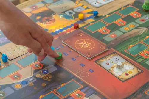 Vista 4 de Stonemaier Games: Péndulo por Travis P Jones Un juego de mesa de estrategia de colocación de trabajadores, optimización del tiempo El tiempo es