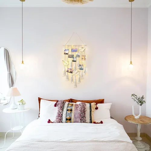 Vista 3 de Mkono Expositor de fotos colgante de macramé bohemio para decoración de pared con luz, regalos para adolescentes, soporte para tarjetas de fotos