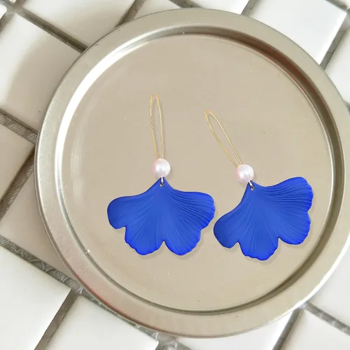 Vista 6 de GBAHFY Aretes bohemios de resina con pétalos de rosa, aretes largos de acrílico escalonados, aretes de borla floral exagerados para mujer