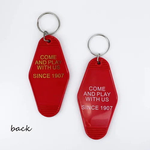 Vista 2 de LAXPICOL 2PCS Hotel Motel Keychain The Overlook hotel Come And Play With Us Since 1907