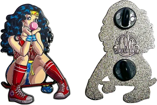 Vista 2 de Super Hero Skater Girl Pin esmaltado Pin de solapa de aleación de zinc de 2 pulgadas Pines de patinaje de superhéroes, pin de coleccionista