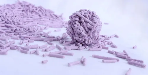 Vista 5 de Arena para gatos Tofu con aroma a lavanda 5.5 libras, lata. Se puede tirar por el inodoro o desagües, arena para gatos de bajo seguimiento