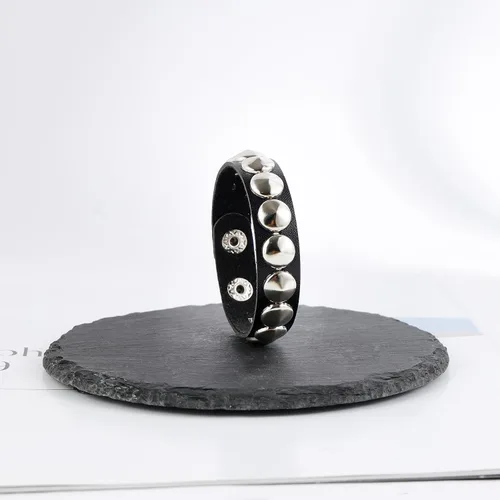 Vista 3 de MILAKOO Pulseras de cuero punk para hombres y mujeres, pulsera de remache de hip hop, pulsera ajustable, Cuero sintético, No es una piedra preciosa
