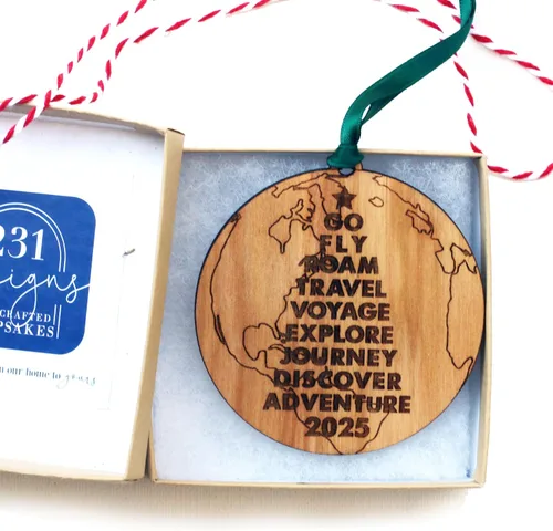 Vista 3 de Regalo para los amantes de los viajes – Adorno de Navidad 2025 para viajeros – Go Fly Roam Travel Voyage Explore Journey Discover Adventure Tree