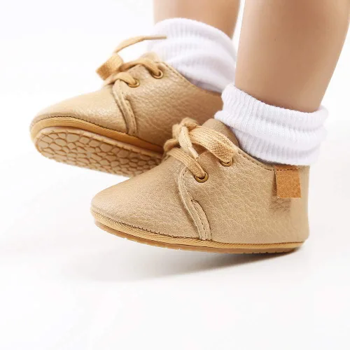Vista 3 de SOFMUO Zapatos deportivos de cuero con cordones para bebés, niños y niñas, suela de goma suave, mocasines Oxford para recién nacidos