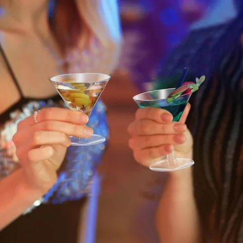 Vista 4 de Yinkin 12 Piezas Vasos de Martini de Plástico de 2 oz Desechables Transparentes para Cóctel Postre Parfait Vasos Irrompibles Mini Copas de Martini