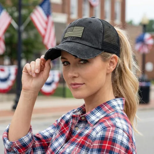 Vista 2 de Gorra de béisbol de cola de caballo personalizada Bandera estadounidense Solo diseño negro.