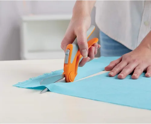 Vista 3 de Fiskars 190850 8 pulgadas RazorEdge Easy Action Tijeras de tela para corte de mesa, acero inoxidable