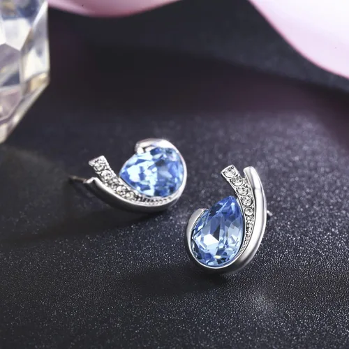 Vista 3 de Aretes de lágrima chapados en platino hechos con cristales austriacos para mujer
