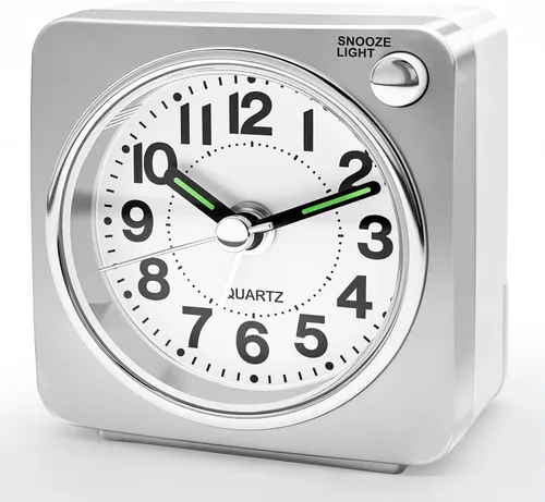 Vista 11 de Lamisola Mini reloj despertador de viaje, reloj despertador analógico de batería pequeña, relojes de mesita de noche para dormitorios, decoración