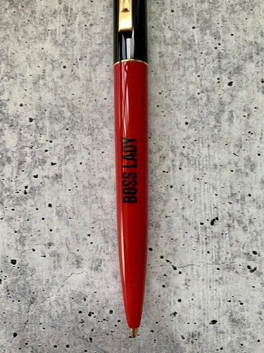 Vista 8 de Get Bullish Boss Lady - Bolígrafo recargable de dos tonos en rojo cereza y negro