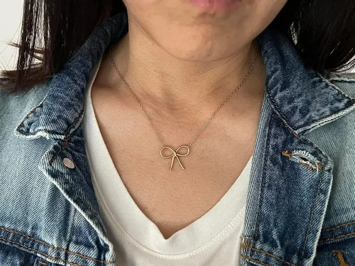 Vista 3 de JENNYandJUDE Collar con relleno de oro con lazo dulce