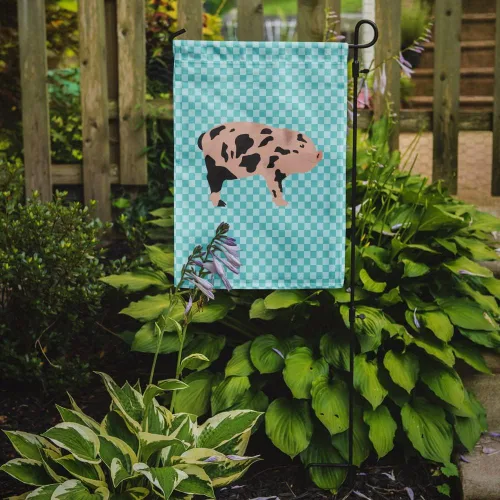 Vista 2 de Caroline's Treasures BB8109GF - Bandera de jardín con diseño de cerdo en miniatura a cuadros azules, bandera decorativa para patio exterior, patio