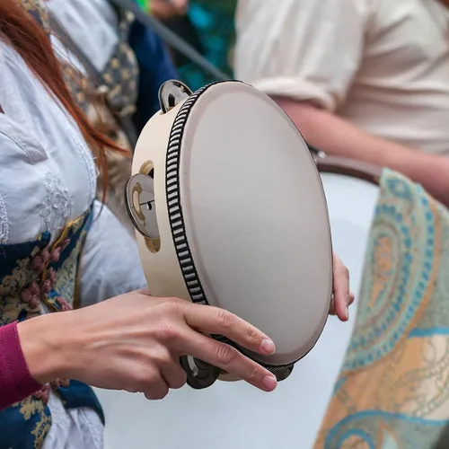 Vista 5 de Panderetas para adultos, tamborina de madera de 7 pulgadas con melancías de metal de abedul, instrumentos musicales de percusión de una sola fila