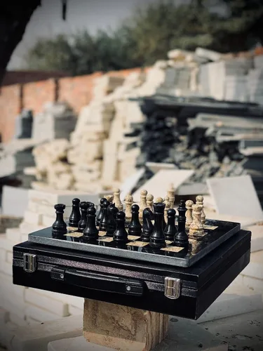 Vista 2 de Juego de ajedrez de mármol de 12 pulgadas con piezas talladas a mano, incluye caja de regalo de almacenamiento de piel sintética negra (coral negro)