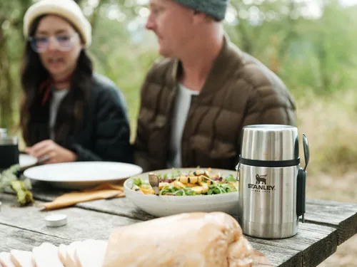 Vista 5 de Stanley Tarro de Comida Clásico y Spork de 18 oz Recipiente de Alimentos con Aislamiento al Vacío Tapa de Rosca de Boca Ancha Empacable
