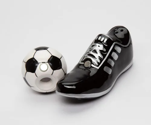 Vista 4 de CG - Zapatos de fútbol magnéticos con salero y pimentero, negro, 4 1/2 pulgadas x 1 3/4 pulgadas x 3 pulgadas de alto (SS-CG-10466)