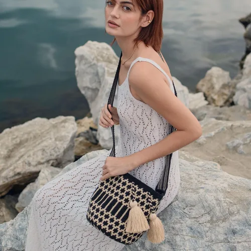 Vista 4 de Classic Authentic WAYUU Bag, Mochila from Colombia, Medium Crochet Crossbody, Handmade Medium Purse, Bucket Bag.
