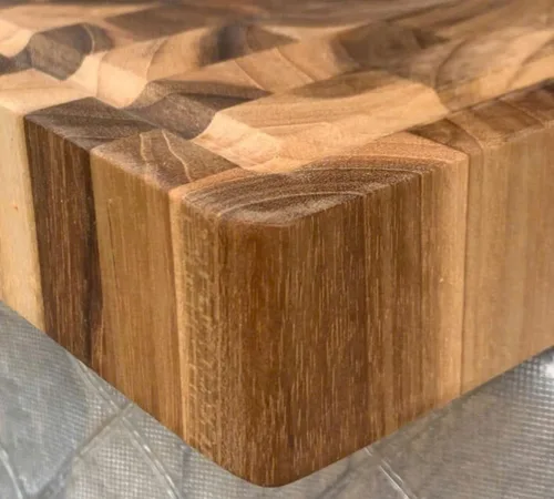 Vista 3 de Tabla de cortar de grano extremo de teca 17x13x1.5", ranura profunda para jugo y asas laterales Madera natural