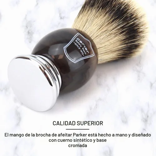 Vista 4 de Brocha de afeitar Parker Safety Razor con cerdas 100 % de pelo de tejón plata y mango de imitación de cuerno, con soporte incluido.