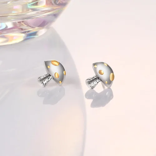 Vista 4 de Aretes de plata de ley 925 con diseño de cactus, hongos, ranas, mariquitas, flores de sol y luna, calavera, oso, ballena, joyería de plata esterlina