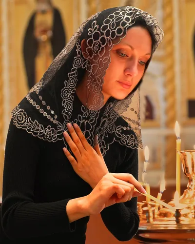 Vista 6 de Bozidol Velo de iglesia triangular tradicional - Estilo español con bordado del Santo Grial de Encaje Mantilla velo para mujer