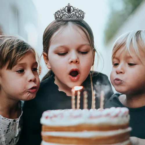 Vista 4 de CIEHER Corona pequeña negra para niñas, tiara de princesa, decoración de pastel de cumpleaños