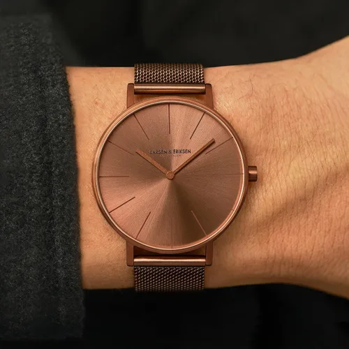 Vista 5 de Larsen & Eriksen Essentiel Reloj de pulsera analógico minimalista de cuarzo 1.535in Resistencia al agua 5 ATM Diseño danés Ensamblado a mano