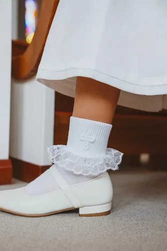 Vista 2 de Calcetines blancos de primera comunión para bautismo o ocasión especial con cruz para niñas