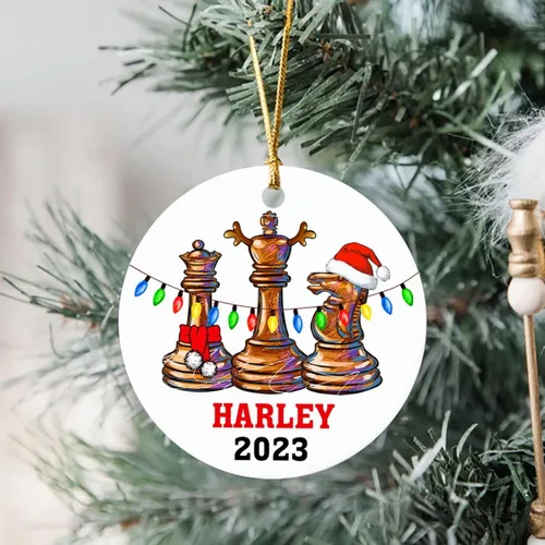 Vista 4 de Adorno de árbol de Navidad de ajedrez personalizado con nombre y año – Adorno personalizado para amantes del ajedrez Navidad 2023 – Adorno