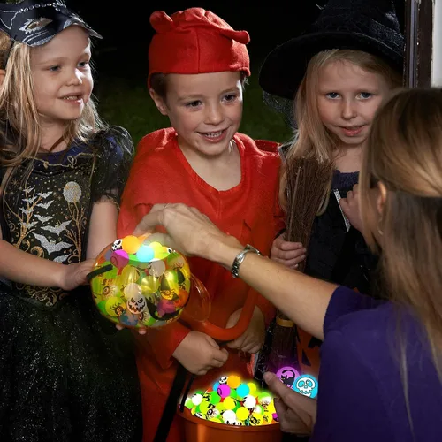 Vista 6 de 72 bolas que rebotan que brillan en la oscuridad, 8 bolas inflables temáticas de Halloween para suministros de fiesta de Halloween