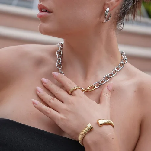 Vista 6 de CIUNOFOR Brazaletes chapados en oro de 14 quilates para mujer, pulsera elástica de espiga en capas de plata, brazalete de cadena de serpiente gruesa