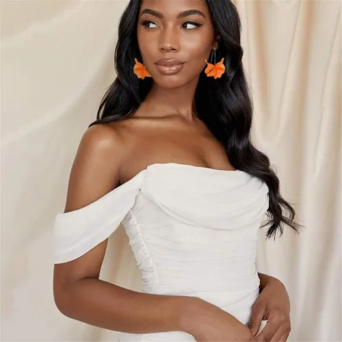 Vista 7 de Aretes bohemios de resina con pétalos de rosa, aretes largos de acrílico escalonados, aretes de borla floral exagerados para mujeres y niñas