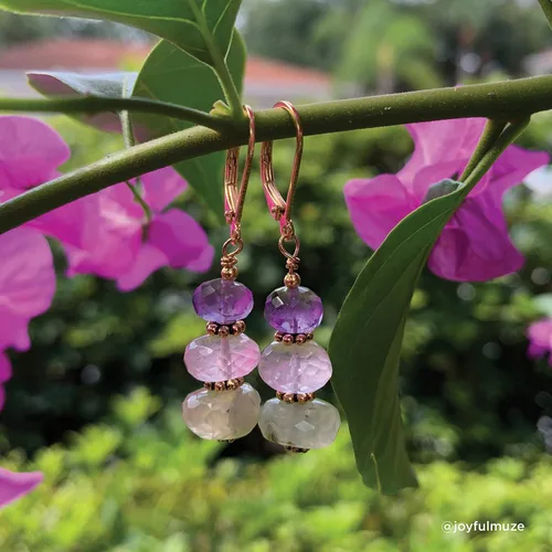 Vista 2 de Aretes de amatista prehnite de cuarzo rosa, hechos a mano, piedras preciosas mixtas naturales, piedras preciosas verdes, rosas y moradas, joyería
