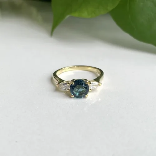 Vista 6 de Anillo de compromiso de 3 piedras con topacio azul Londres y diamante blanco de talla redonda y pera, acabado de oro de 14 quilates, anillo