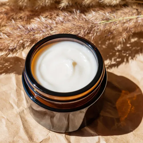 Vista 4 de OverNews Frasco de vidrio ámbar de 1 oz, envases vacíos de loción cosmética, con forros internos, tapa negra, espátula