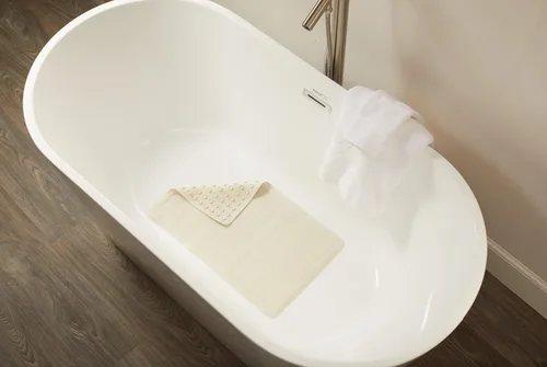 Vista 2 de Rubbermaid Commercial 1982724 tapete para baño Safti-Grip, tamaño medio, blanco