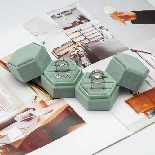 Vista 4 de Caja hexagonal para anillos de terciopelo con 3 ranuras para ceremonia de boda, propuesta, compromiso, cumpleaños (verde salvia)