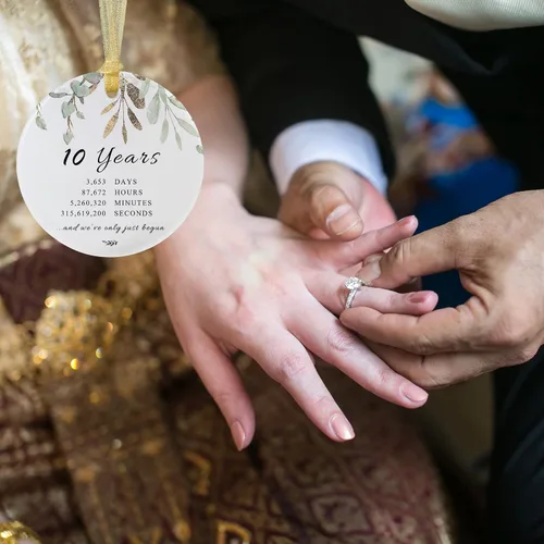 Vista 4 de Adorno de Navidad de aniversario de 10 años 2026, décimo para parejas, adorno de cerámica de diez años casados para decorar bodas en el hogar