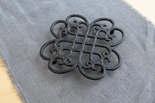 Vista 3 de GASARÉ, Salvamanteles de hierro fundido para platos calientes, ollas y sartenes, salvamanteles de metal, diseño clásico, tapas de patas de goma