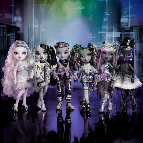 Vista 2 de Rainbow High Shadow Series 1 Ash Silverstone - Muñeca de moda de niño en escala de grises. 2 atuendos de diseñador plateados para mezclar y combinar