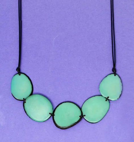 Vista 4 de Tagua Collar Chips en Aguamarina Hecho a Mano de Comercio Justo, Ajustable, Ligero por Florama Natural Jewelry