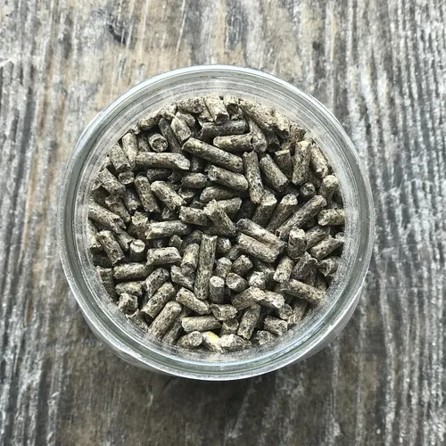 Vista 2 de Pellets de conejo sin OMG, 10 libras, 18% de proteína, 1.1% de calcio, pellets de comida para conejo con heno de alfalfa, apoya la digestión