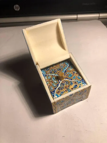 Vista 4 de 2 pulgadas x 2 pulgadas Material Caja de hueso de camello para regalo y joyería y oro y plata