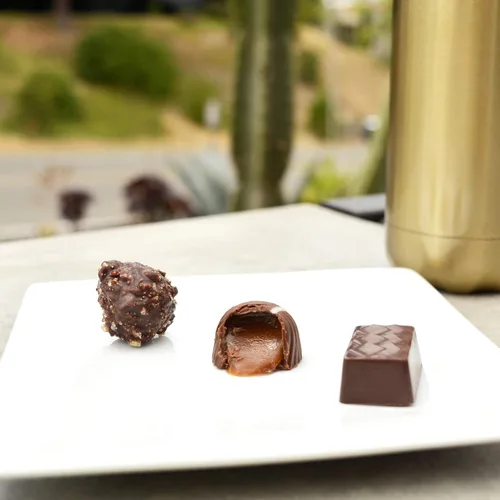 Vista 3 de Chuao Chocolatier Chef's Favorites - Caja de regalo de bombones Gourmet surtido de chocolate negro y con leche artesanal europeo sin conservantes