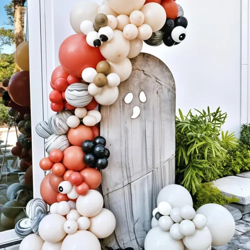 Vista 4 de Kit de guirnalda de arco de globos de Halloween, globos negros, retro naranja, blanco y negro de mármol con globos de estrella de araña de papel