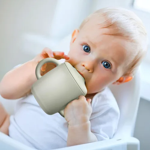 Vista 5 de Vasos de silicona antiderrames de 8 onzas para niños pequeños y bebés, aptos para lavavajillas y microondas, paquete de 2 (rosa/gris)