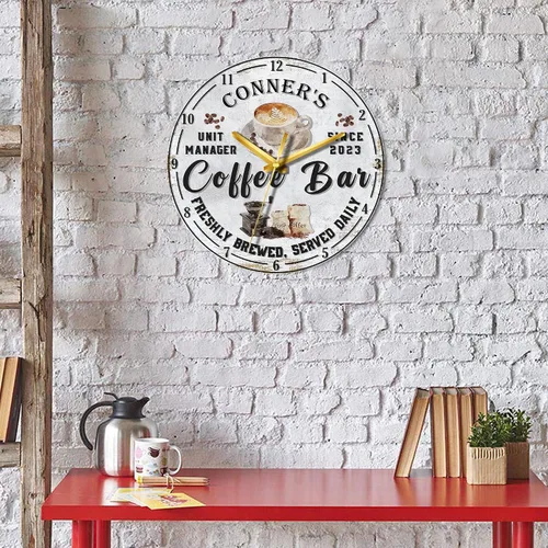 Vista 6 de V VIBEPY Reloj de madera de barra de café impreso en 2D, decoración personalizada de mesa de café, accesorios de barra de café, relojes de madera